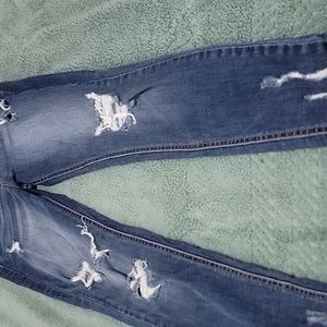 Size 5 Fashion nova ripped jeans with 5 pockets denim.